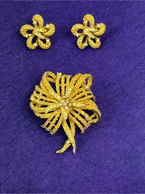 Vtg Gold Tone Signed Corocraft Brooch Pin Matching Clip-On Earrings Set MCM READ